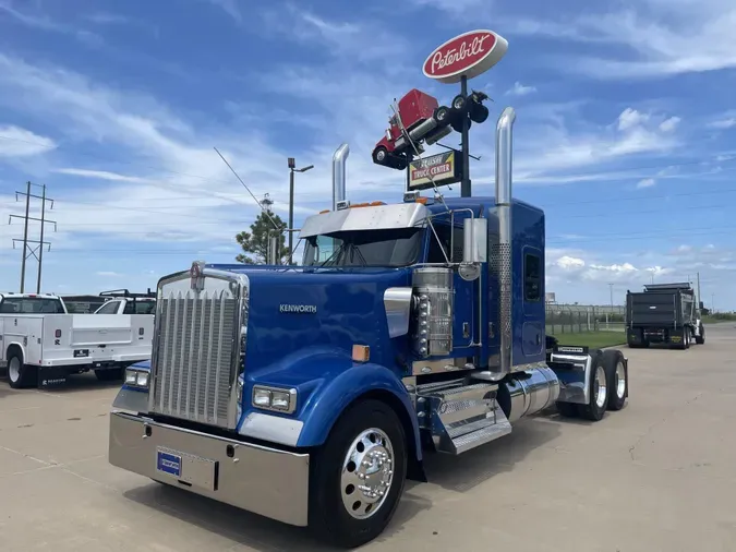 2022 Kenworth W900