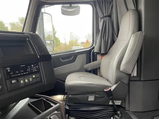 2021 VOLVO VNL64T760