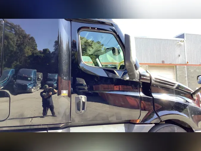 2023 Freightliner Cascadia 12661bf9fe7404bc7d2d267b75466ad8819