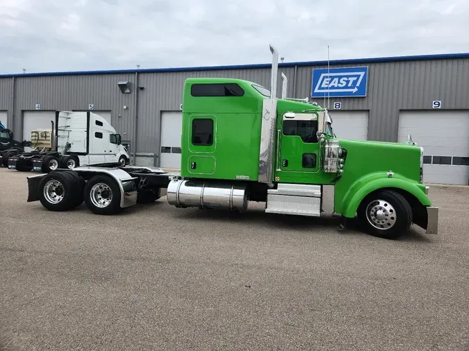 2022 KENWORTH W900