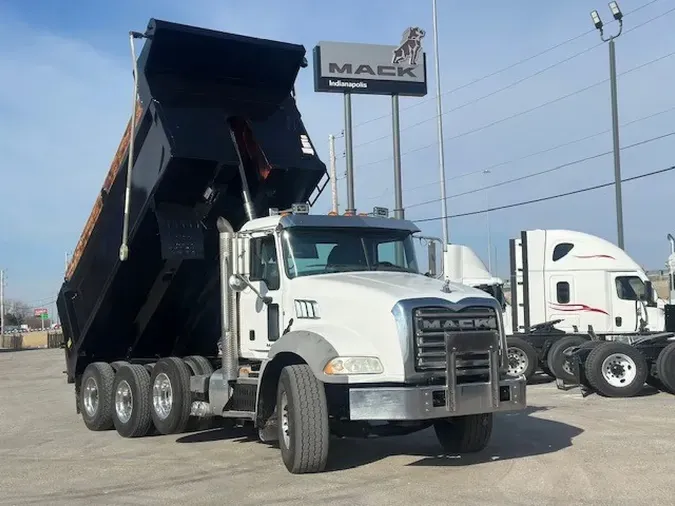 2015 MACK GU813