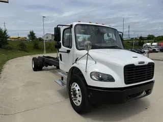 2022 Freightliner BUSINESS CLASS M2 106