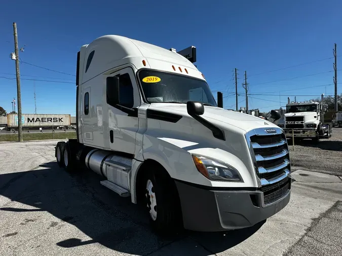 2019 Freightliner Cascadia 126