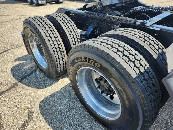 2024 VOLVO VNL64T860