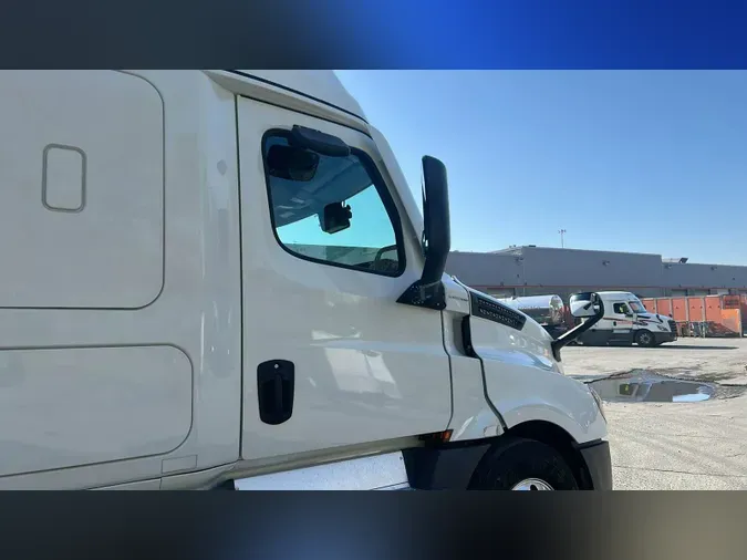 2021 Freightliner Cascadia 126