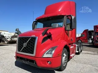 2020 VOLVO VNR64T300