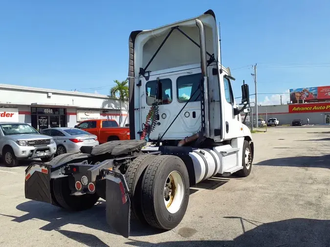 2019 FREIGHTLINER/MERCEDES CASCADIA 12561e93a06252f7c8f514bbf9ad352fcd9