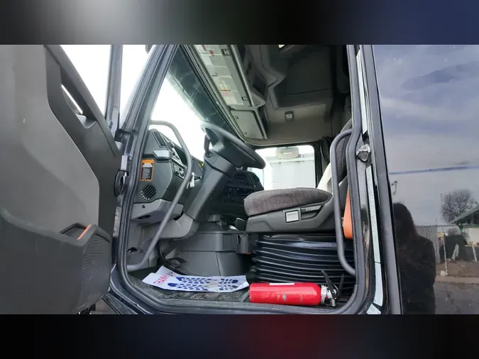 2019 VOLVO VNL64T760