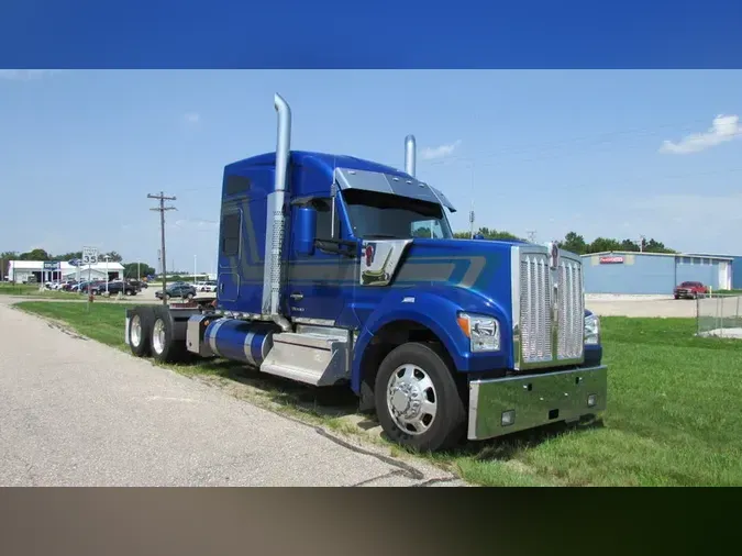 2022 Kenworth W990