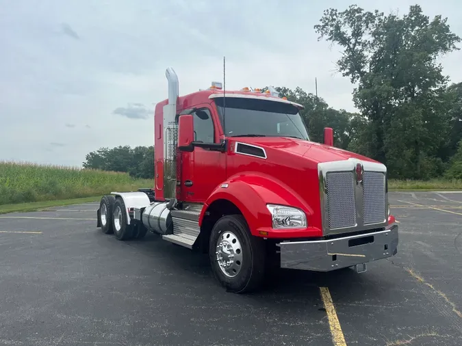 2025 Kenworth T880