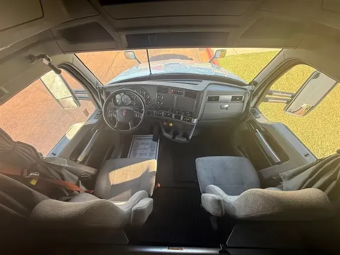 2022 KENWORTH T880