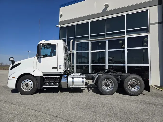 2021 VOLVO VNL64T300