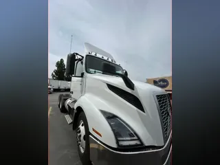 2019 VOLVO VNL64T-300
