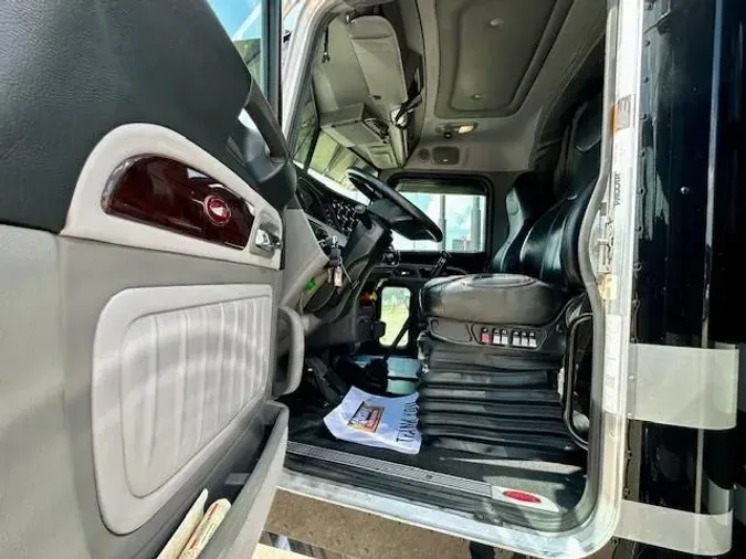 2023 Peterbilt 389