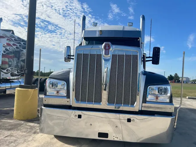 2023 Kenworth W990