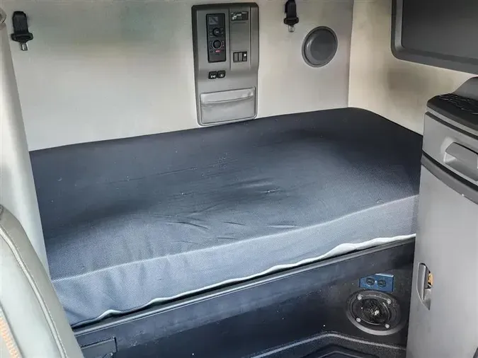 2021 VOLVO VNL760