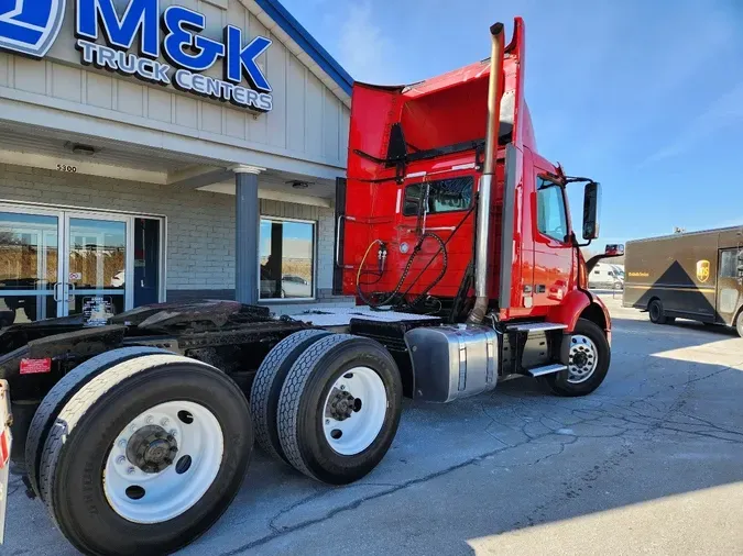 2019 VOLVO VNR64T300