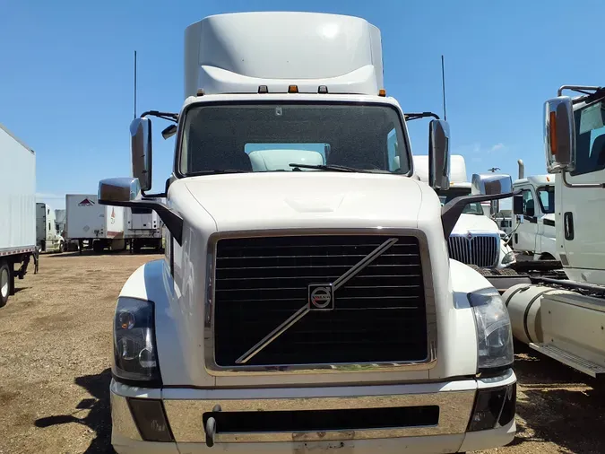 2017 VOLVO VNL64TRACTOR