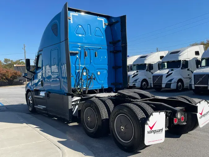 2021 Freightliner Cascadia 126