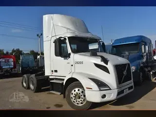 2020 VOLVO VNR64T300