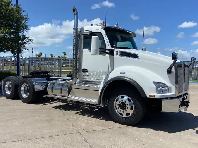 2025 Kenworth T880