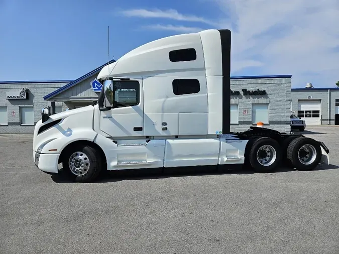 2021 VOLVO VNL64T760