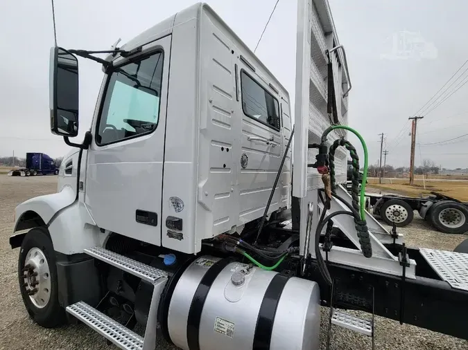 2016 VOLVO VHD64FT200