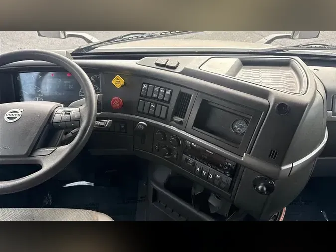 2022 VOLVO VNL760