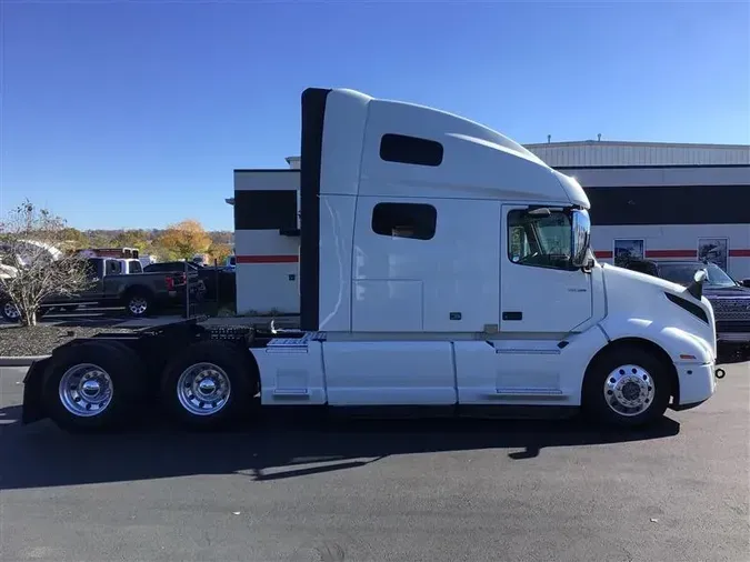 2019 VOLVO VNL760