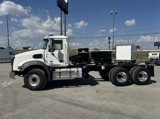  MACK GR64B