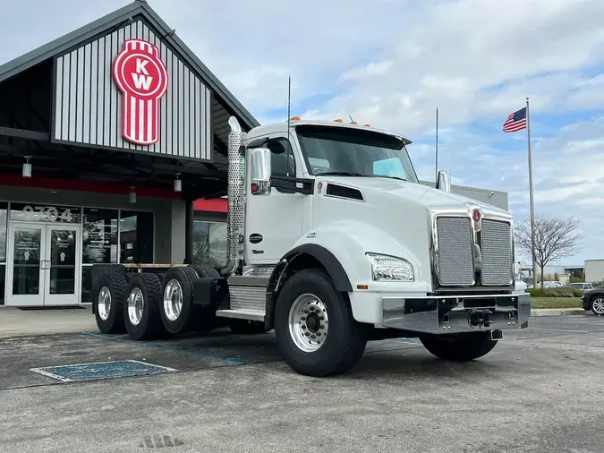 2025 Kenworth T880