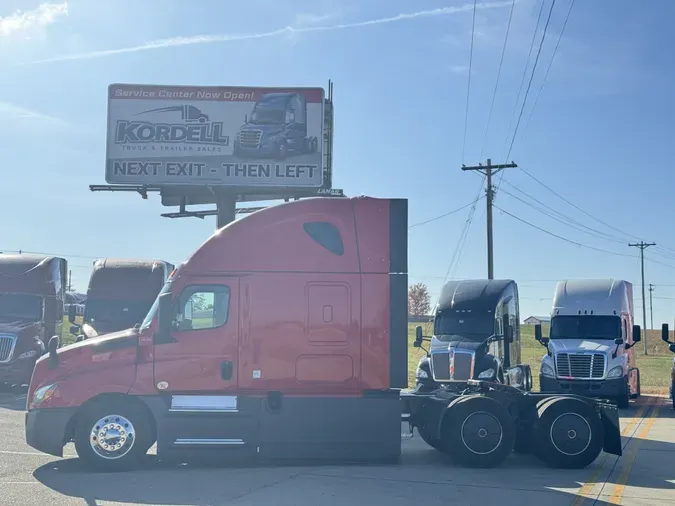 2020 FREIGHTLINER Cascadia 126