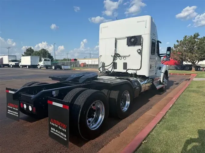 2022 KENWORTH T880