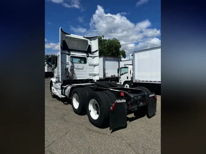 2018 VOLVO VNL64T-300