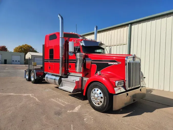 2022 Kenworth W900L