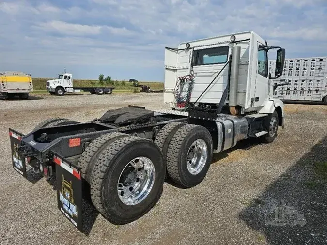 2017 VOLVO VNL64T300