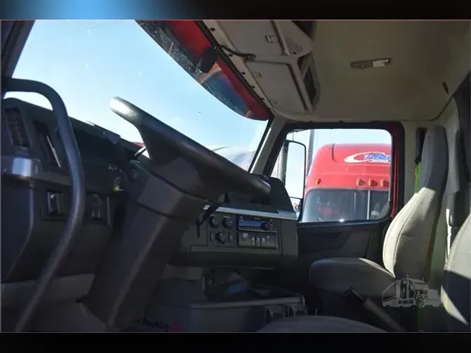 2019 VOLVO VNR64T300