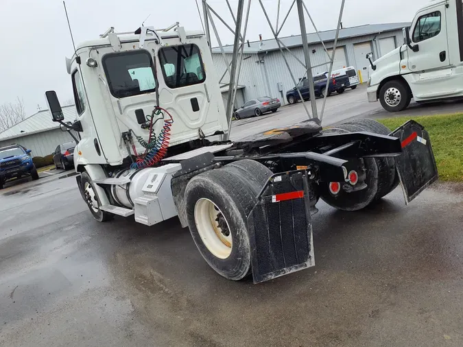 2015 FREIGHTLINER/MERCEDES CASCADIA 113