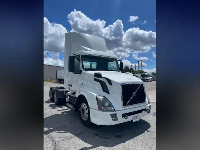 2017 VOLVO VNL64T