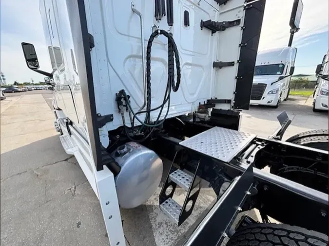 2020 Freightliner Cascadia 126