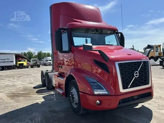 2020 VOLVO VNR64T300
