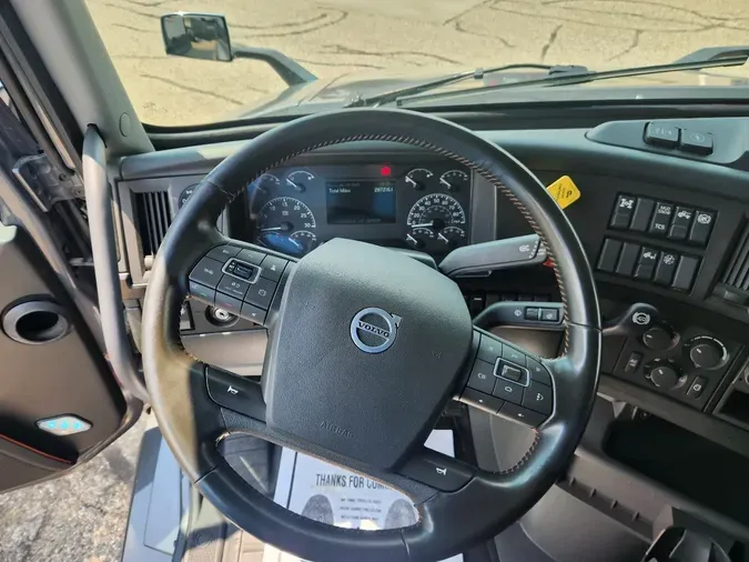 2023 VOLVO VNL64T860