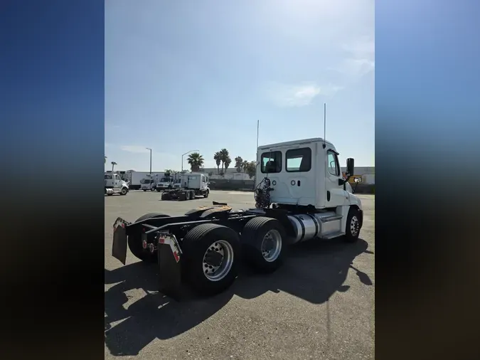 2019 FREIGHTLINER CASCADIA 1256349bcb231b6a3c63541e89e9e390de1