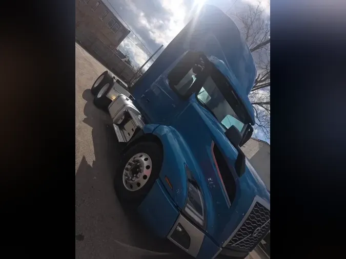 2021 VOLVO VNL64T300