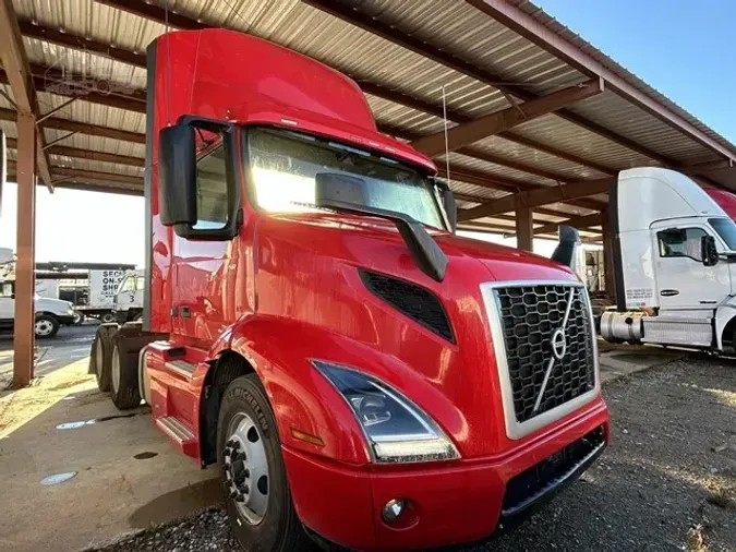 2020 VOLVO VNR64T300