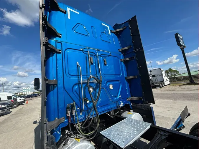 2021 Freightliner Cascadia 126