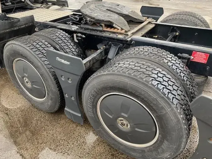 2023 Volvo VNR64T400