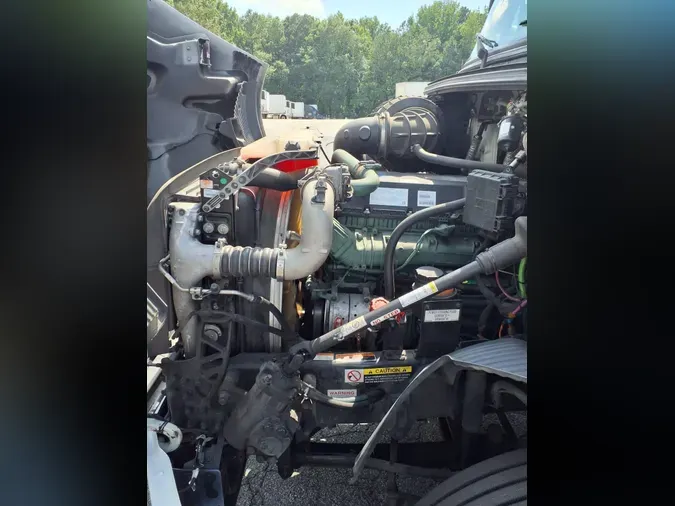 2020 VOLVO VNR64T-640