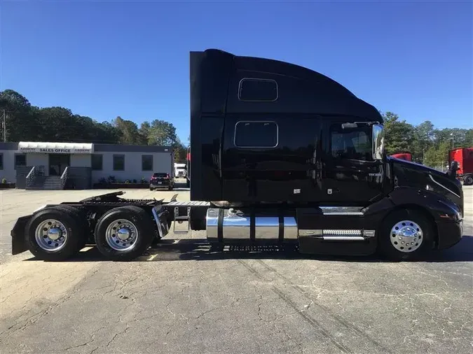 2021 VOLVO VNL860