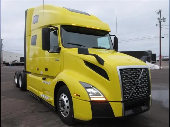 2021 VOLVO VNL64T760